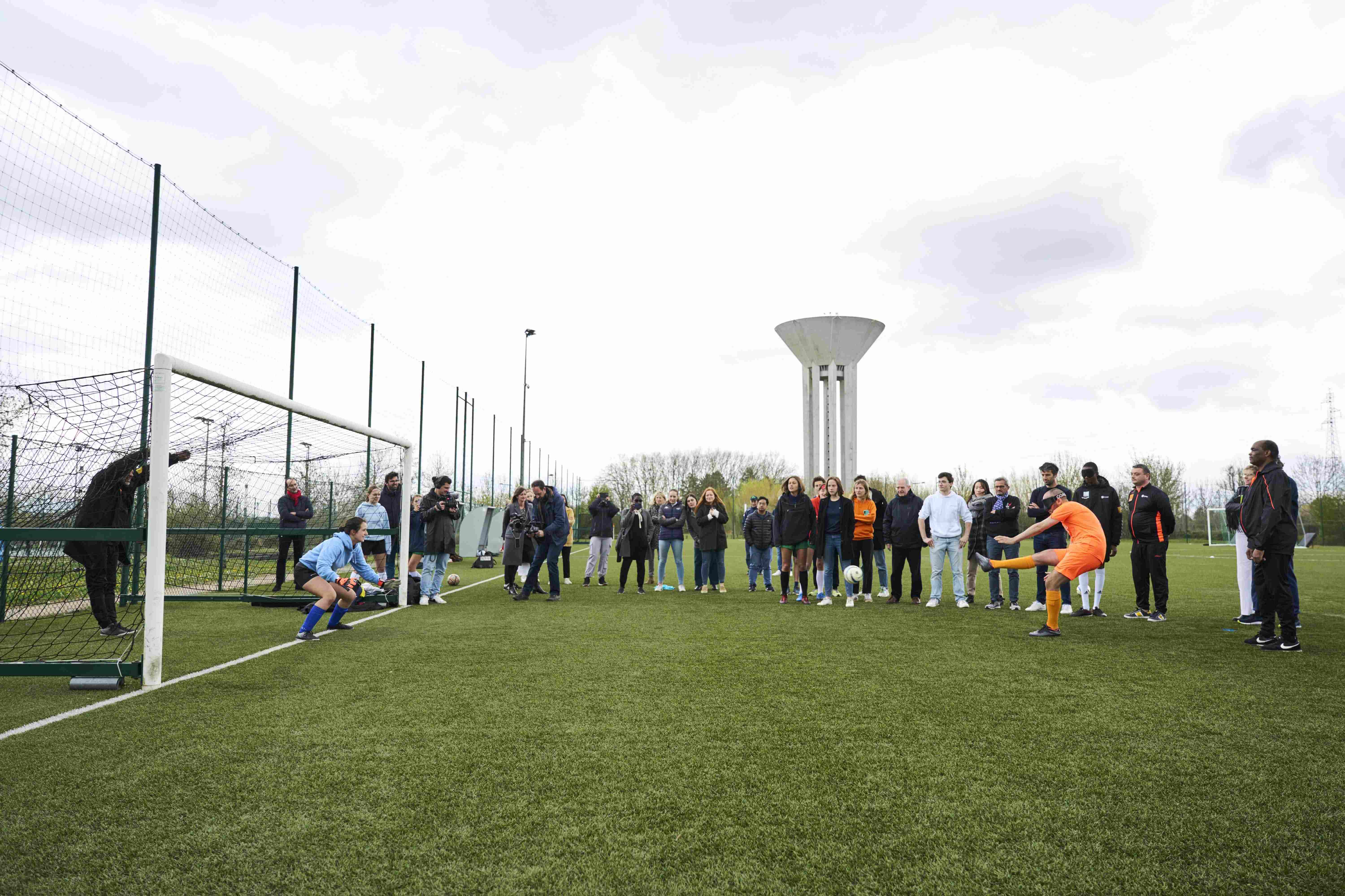 gardien de but face à un tireur de penalty