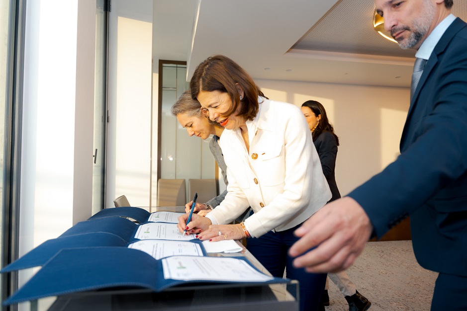 Sophie Javary and Eloic Peyrache signing the Chair Contract