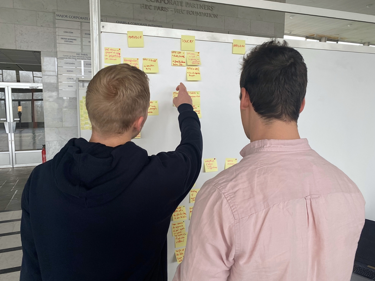 2 étudiants pendant un atelier Design Thinking lors du Design Sprint du Launchpad 2024 dans le Hall d'Honneur du campus HEC.