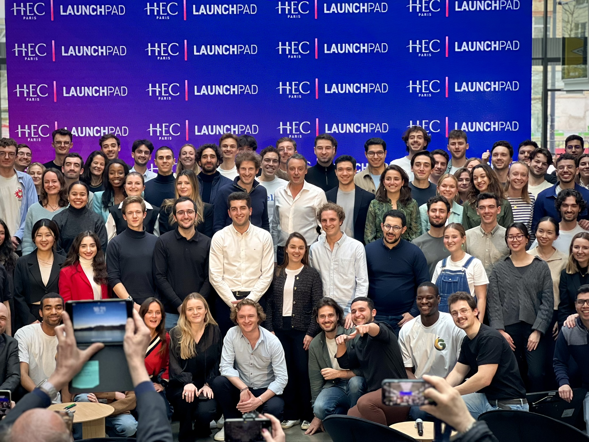 étudiants du HEC Startup Launchpad, Alexandre Prot et l'équipe encadrante à Station F lors du DemoDay 2024