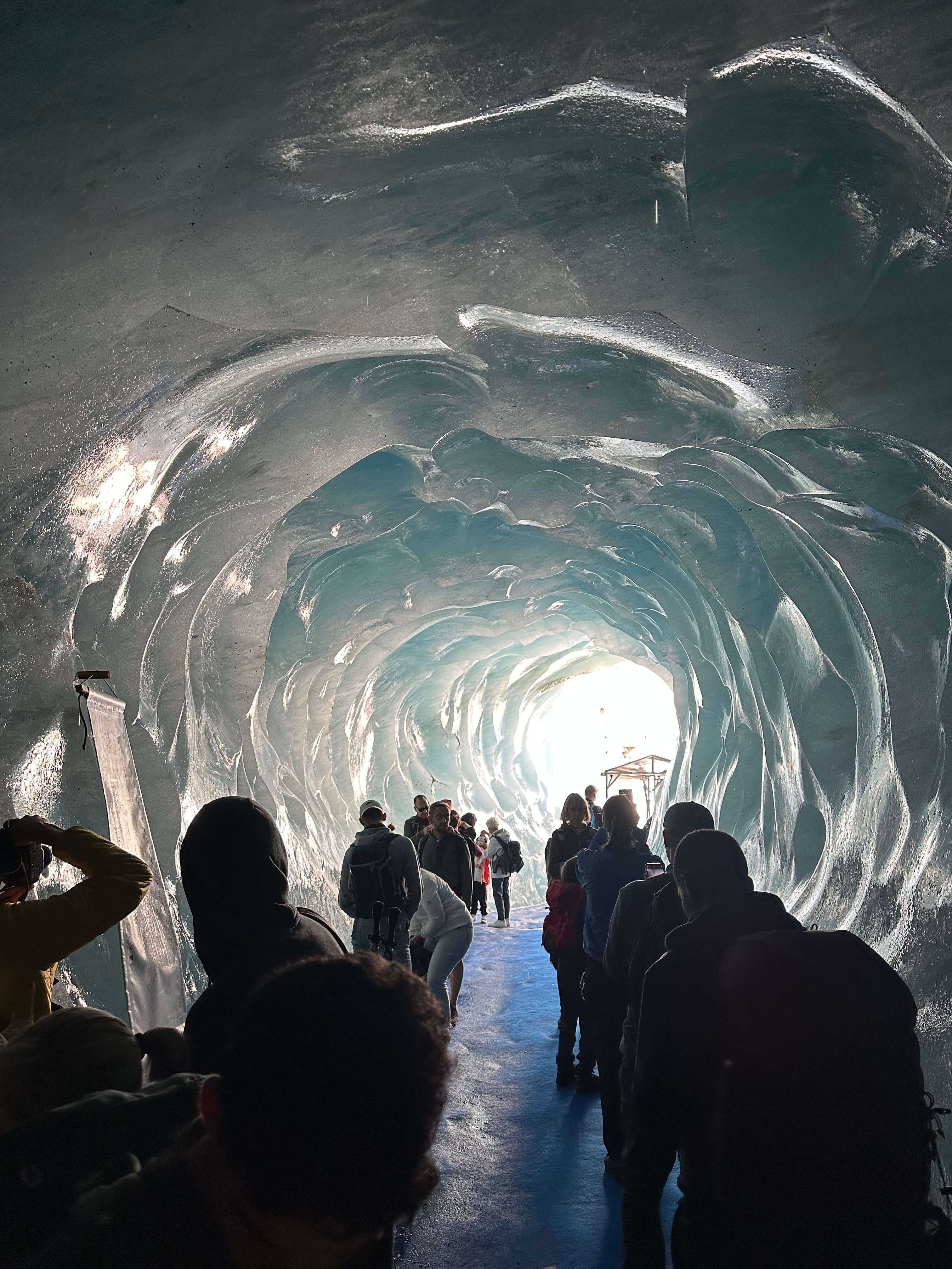 Photo d'étudiants à l'intérieur d'un glacier