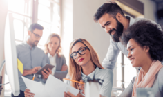 Une équipe de jeunes gestionnaires créatifs travaille avec un nouveau projet dans un bureau moderne