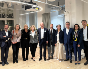 Photo de groupe des participants à l'événement Prix Vernimmen 2024, debout dans un espace moderne et bien éclairé avec une décoration intérieure blanche