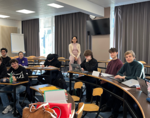 Académie HEC - programme Grande école Master - Cours sur l'écriture créative, sur le campus d'HEC par la romancière Alice Ferney