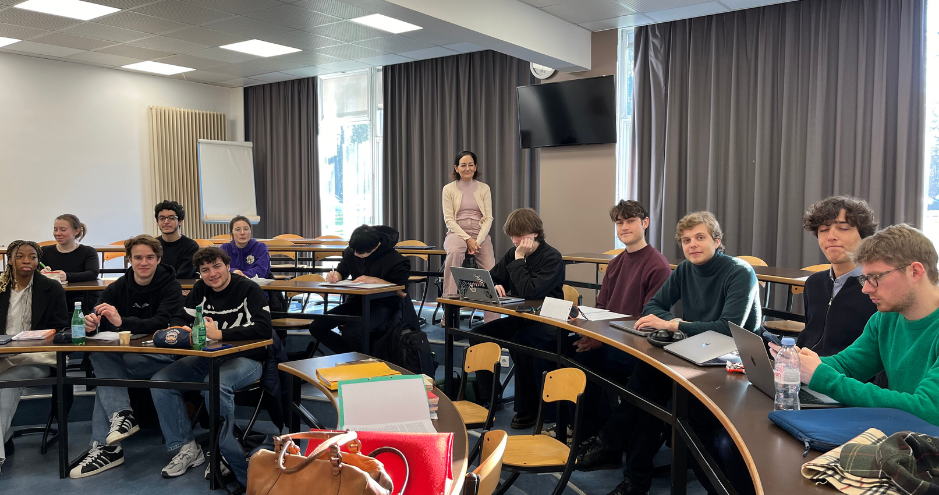 Académie HEC - programme Grande école Master - Cours sur l'écriture créative, sur le campus d'HEC par la romancière Alice Ferney