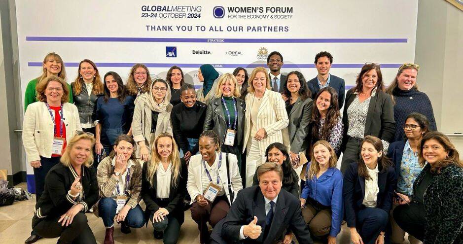 A group photo at the Women's Forum featuring all contributors, HEC Paris participants, and laureates.