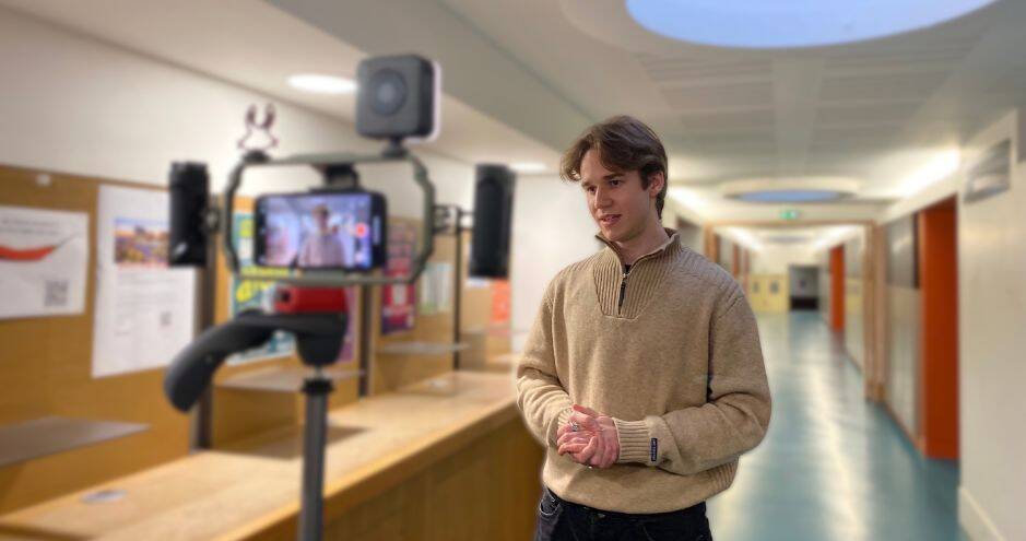 étudiant, interviewé dans les couloirs de HEC, filmé par une caméra sur stabilisateur.